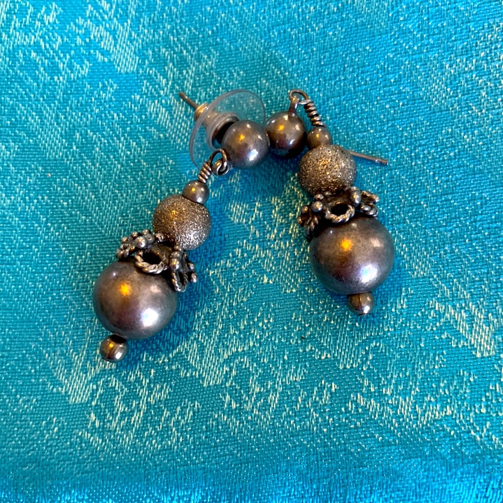 Adorable faux gray pearl earrings with adorable detail.